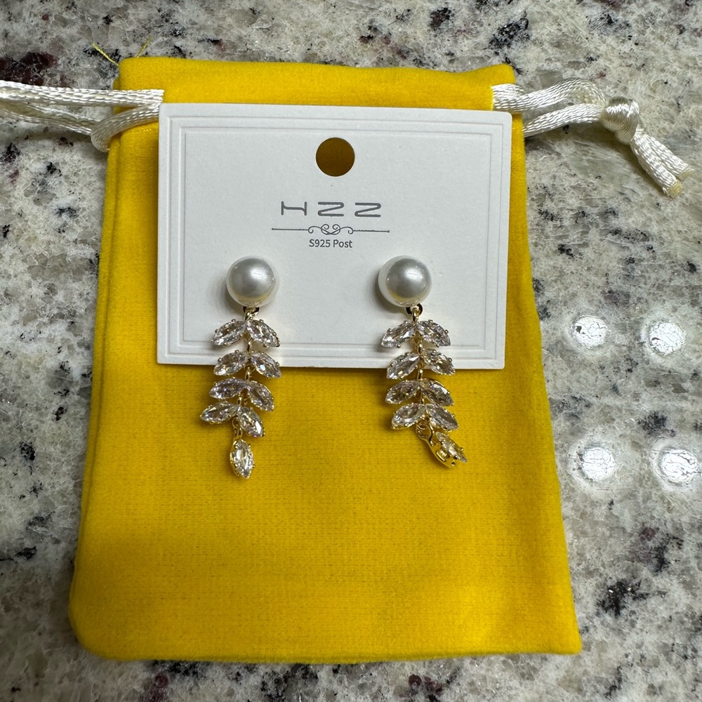 925 silver needle，Gold color leaf earrings